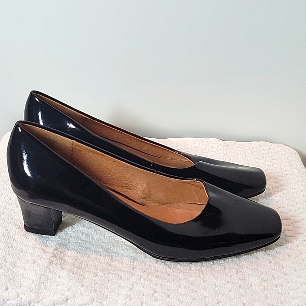 Auditions 7.5 Wide Patent Classy black pumps